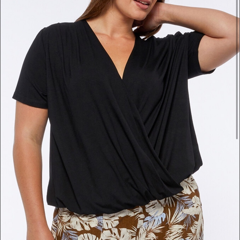 BloomChic Plus Size 3XL T-shirt with front cross over us22-24